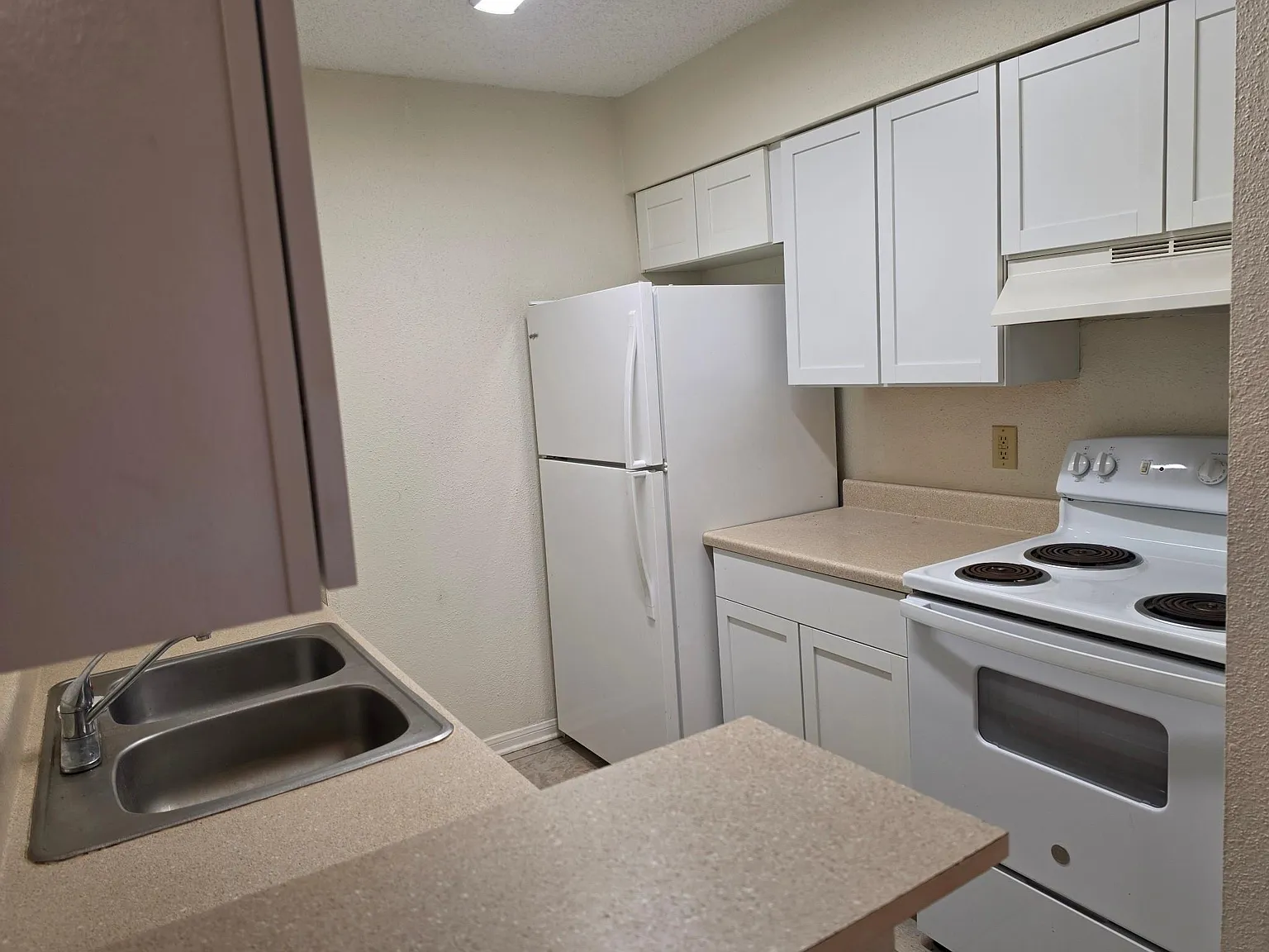1 bed, 1.0 bath, 698 sqft, $925 — Photo 3