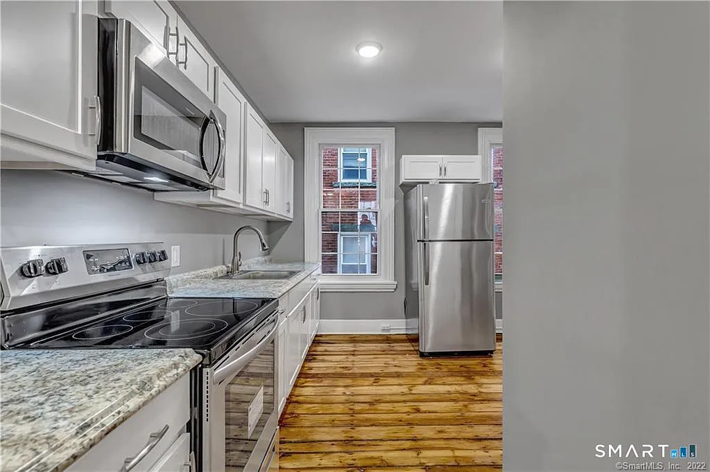 2 bed, 1.0 bath, 800 sqft, $2,100 — Photo 2