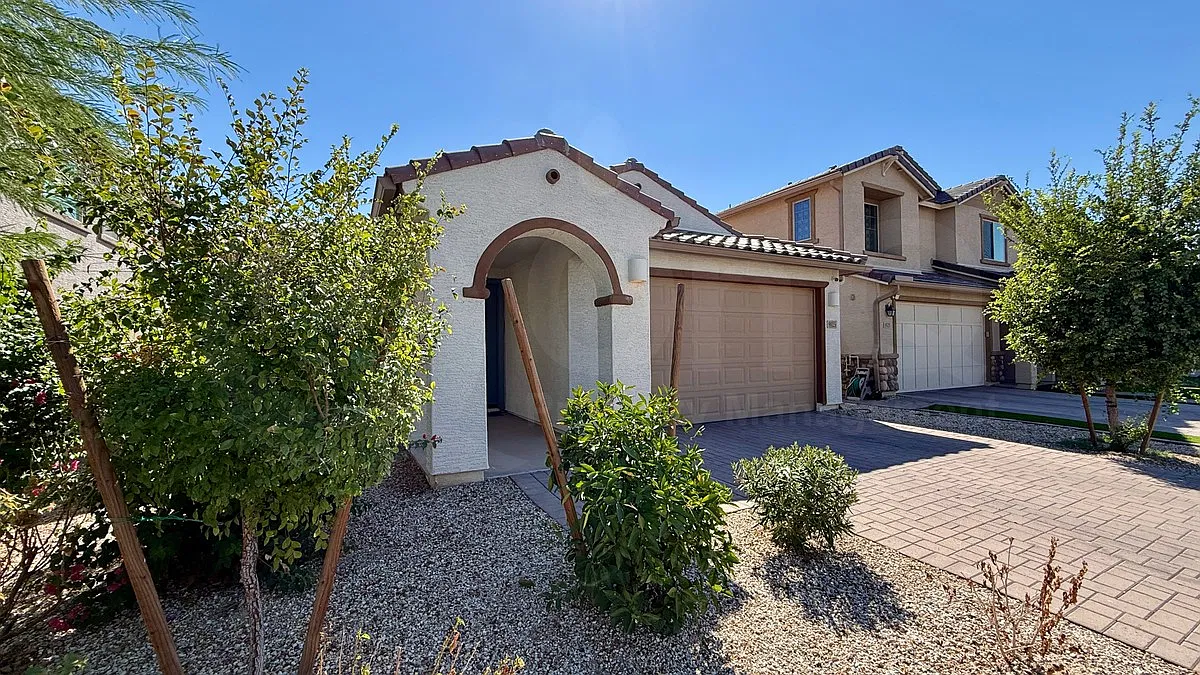 3 bed, 2.0 bath, 1798 sqft, $2,100 — Photo 2