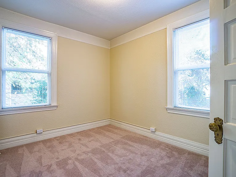 Alexander Apartments — Photo 15