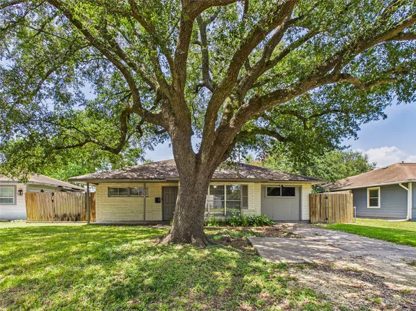 302 Sycamore Dr, Hitchcock, TX 77563
