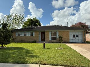 1327 Twin Falls Rd, Houston, TX 77088