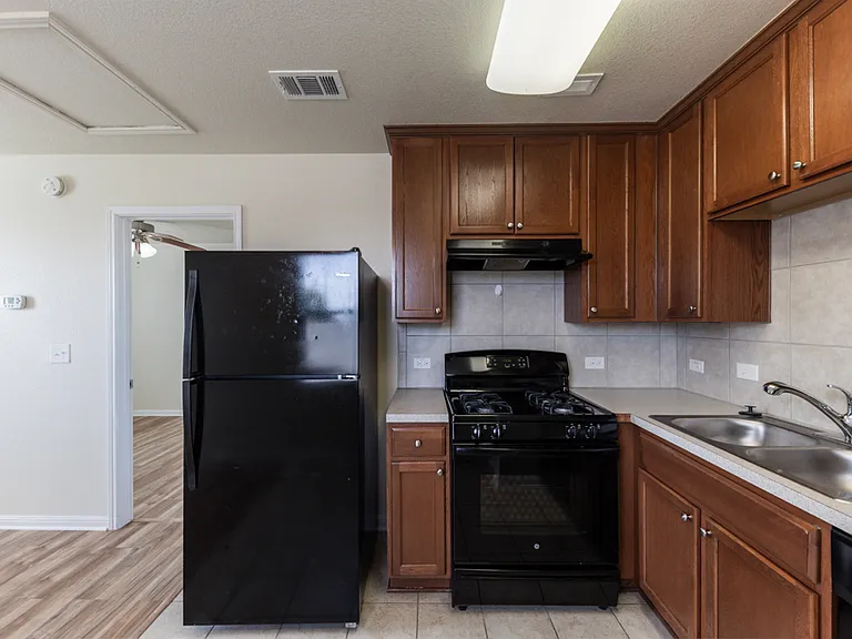 336 Perry St — Photo 4