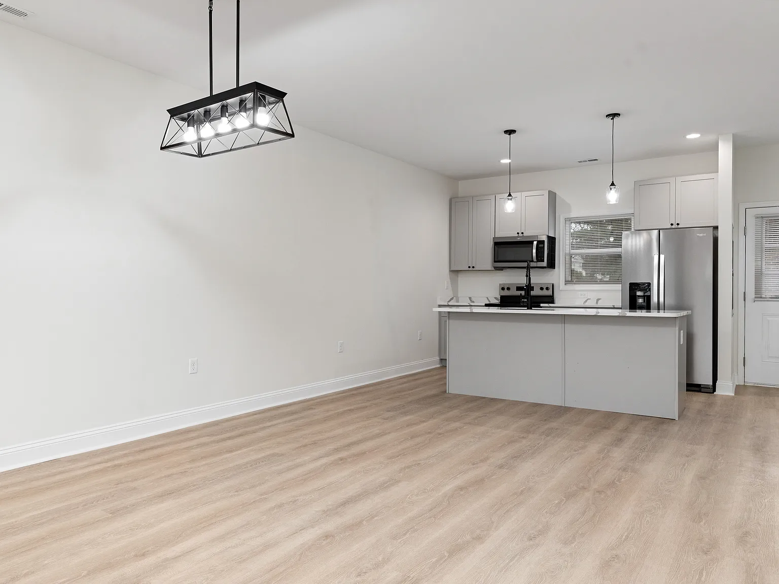 3 bed, 2.5 bath, 1550 sqft, $1,830 — Photo 4