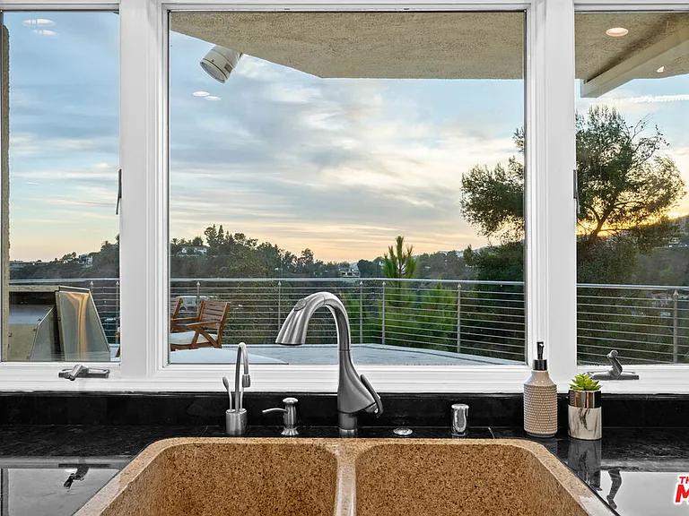 1121 Roberto Ln — Photo 11