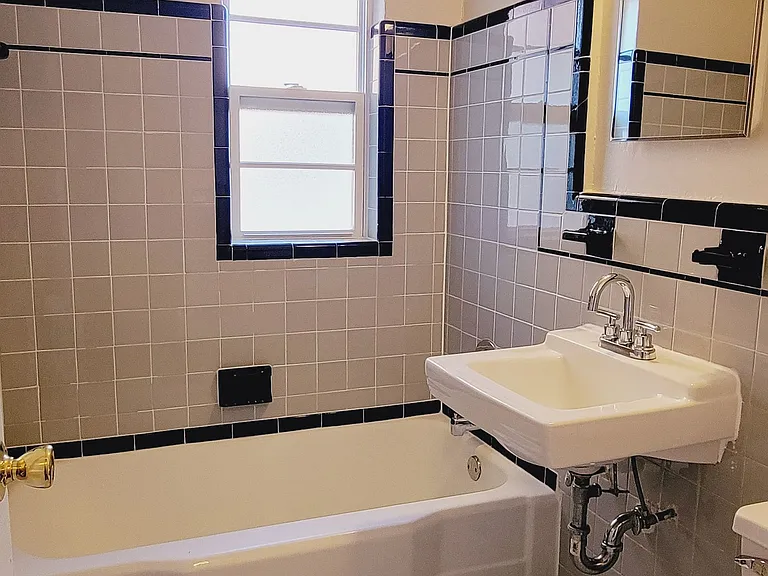 Wakefield Manor Apartments — Photo 26
