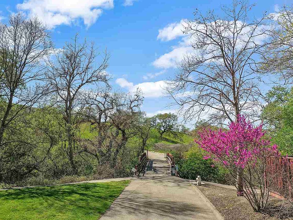 1st image of 207 Cross Bridge Dr