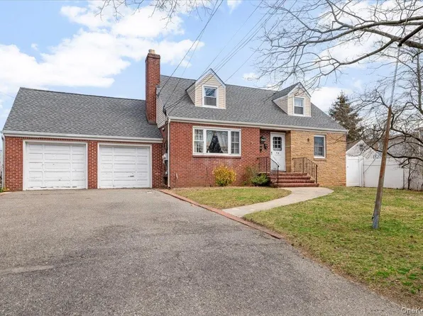 316 S 3rd St, Lindenhurst, NY 11757