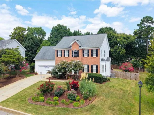 3625 Oak Chase Dr, High Point, NC 27265