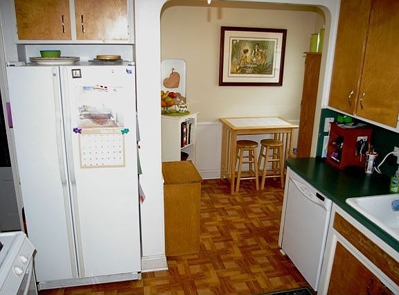 Fully Loaded Kitchen and Breakfast Room!
