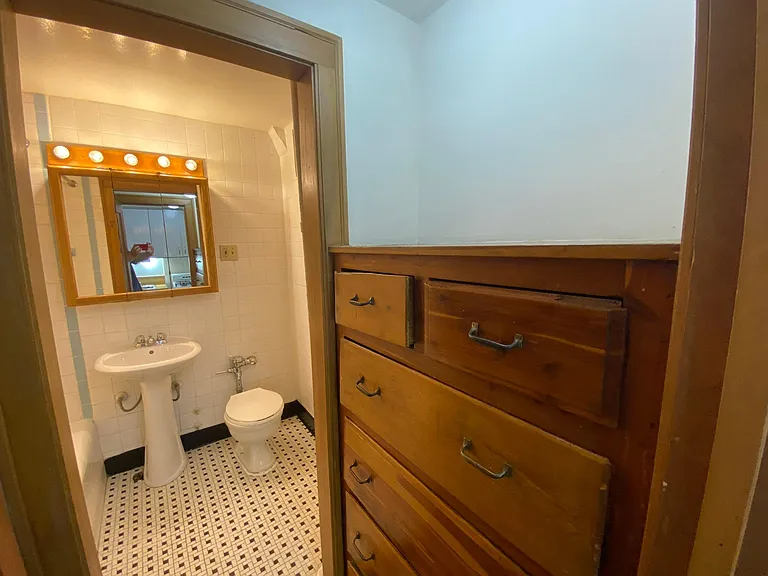 2738 N Pine Grove Ave — Photo 63