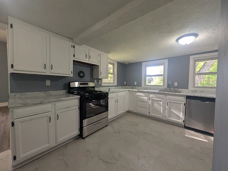 423 E Washington St — Photo 11