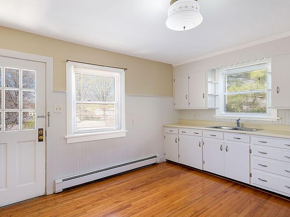 3rd image of 3617 Ferry Rd APT 1