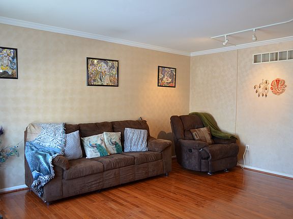 Formal Living Room w/hardwood floors