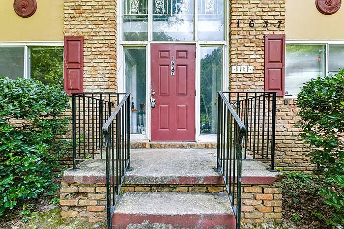 2 bed, 1.0 bath, $1,095 — Photo 2