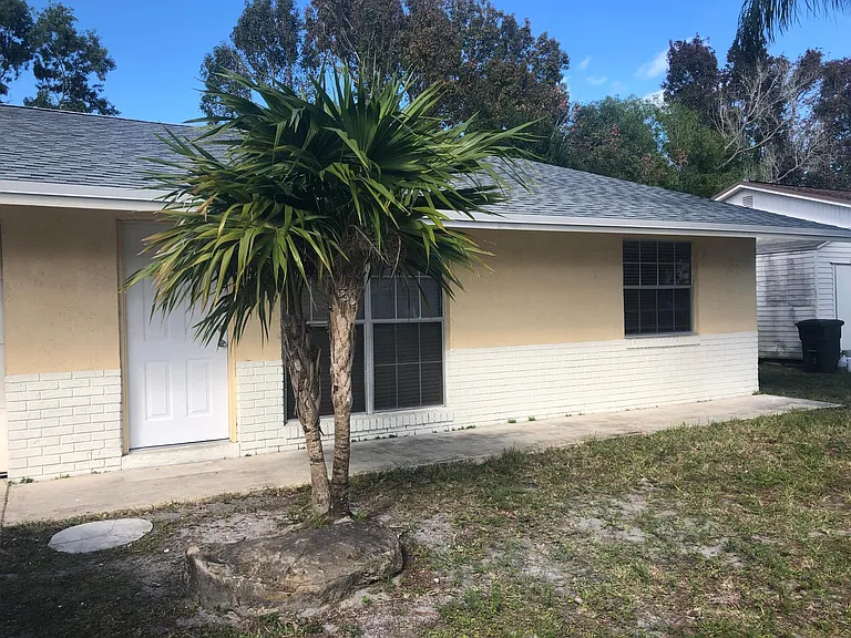 235 SE Norfolk Blvd — Photo 1