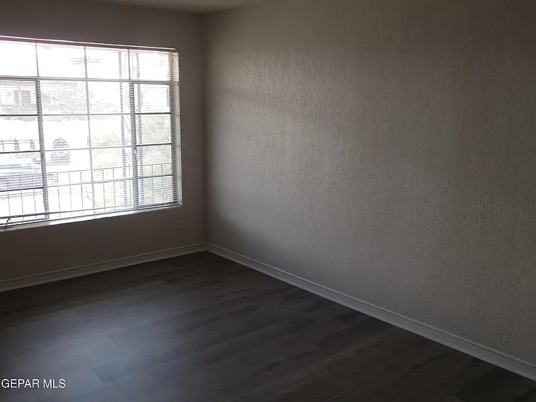 701 W Yandell Dr #8 — Photo 5