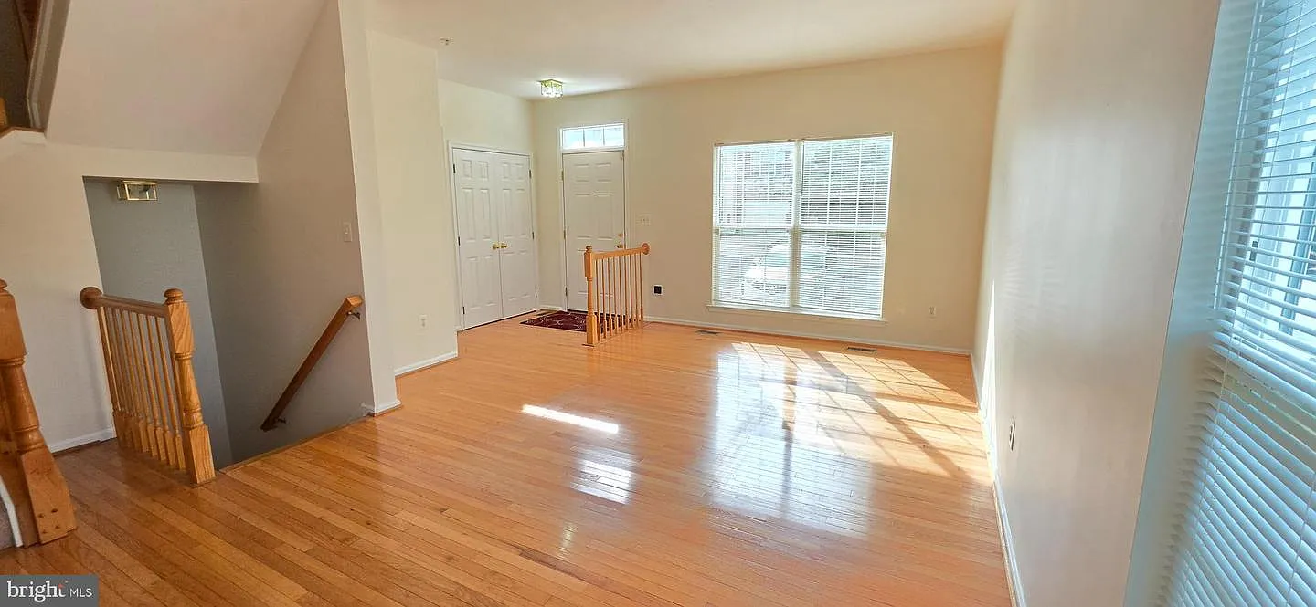3 bed, 3.5 bath, 1400 sqft, $2,900 — Photo 3