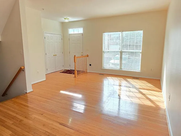 12723 Sullivan Ct — Photo 3