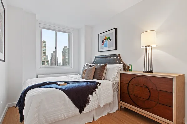 Rented by Greystar | media 11