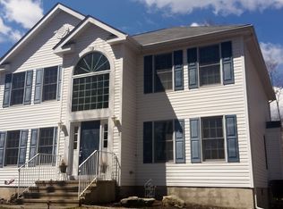 105 Little Acorn Ct, Milford, PA 18337