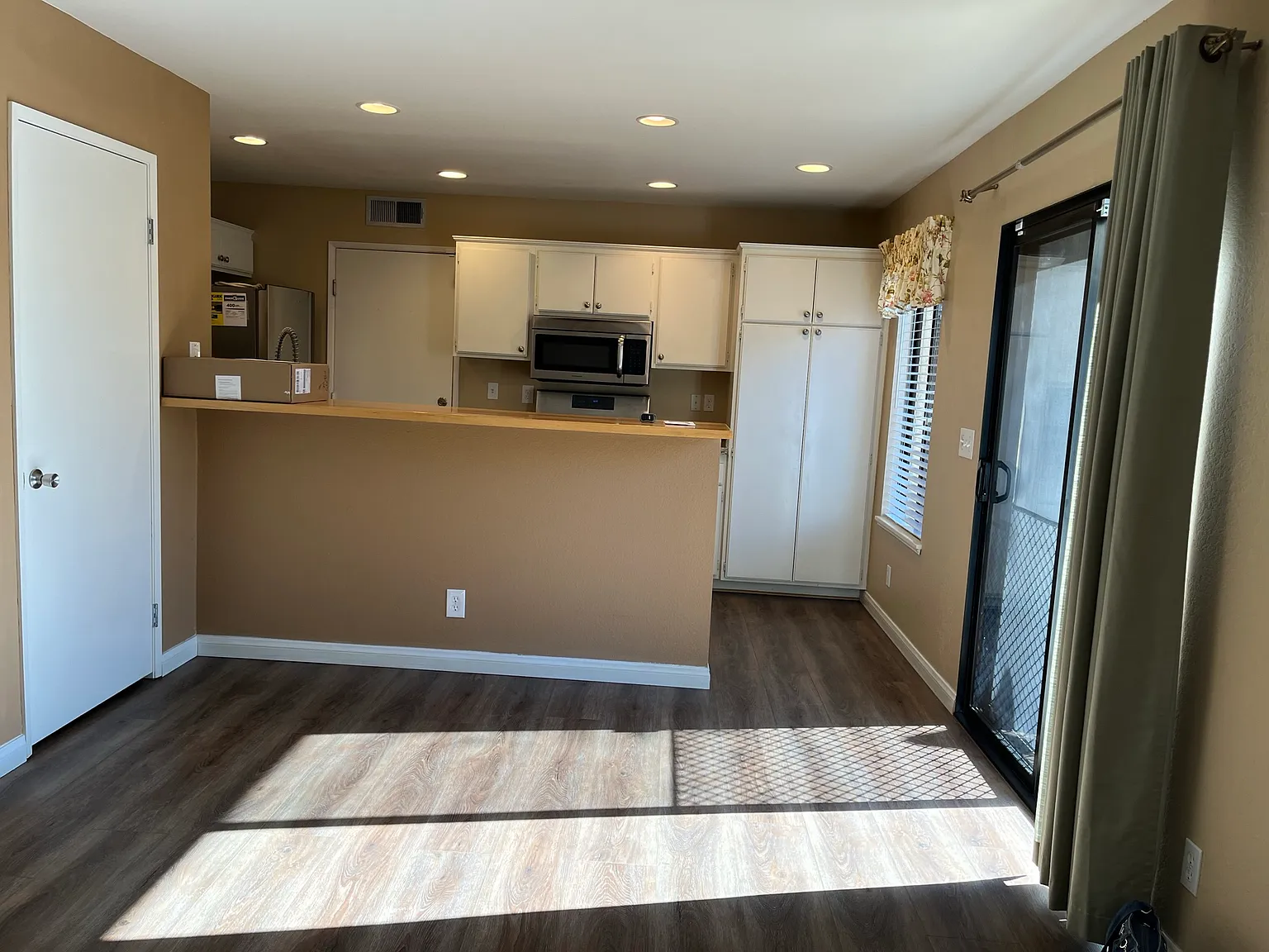 2 bed, 1.5 bath, 1156 sqft, $3,000 — Photo 2