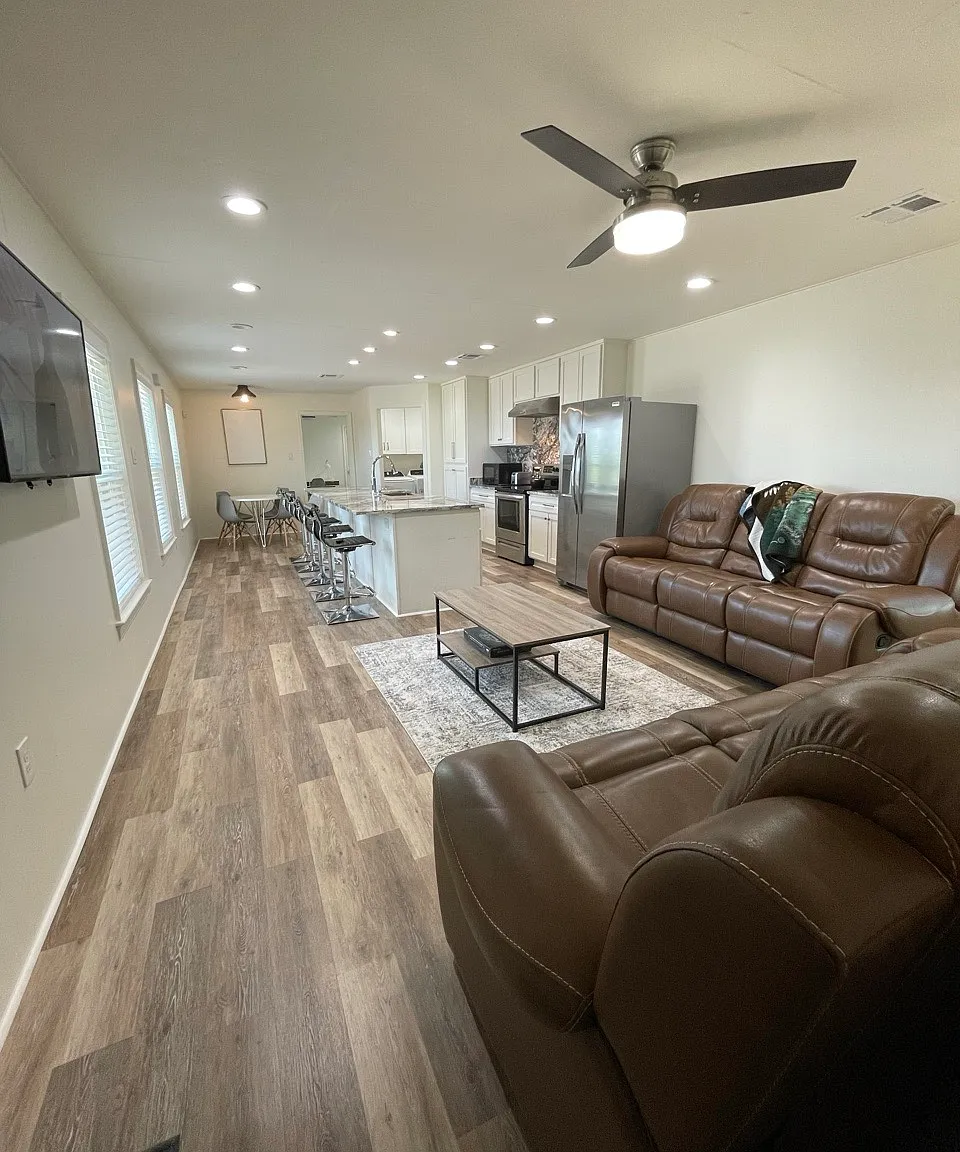 3 bed, $4,275 — Photo 1