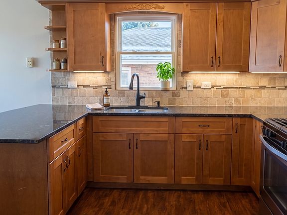 3rd image of 6048 W 79th St
