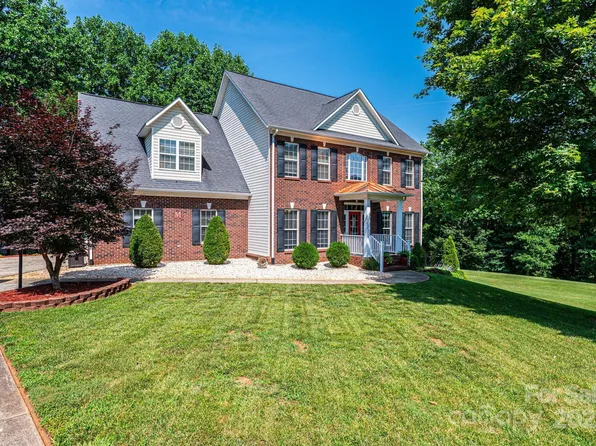 2635 Mahogany Ln, Hickory, NC 28602