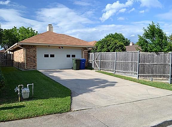 3rd image of 1718 Mayflower Dr