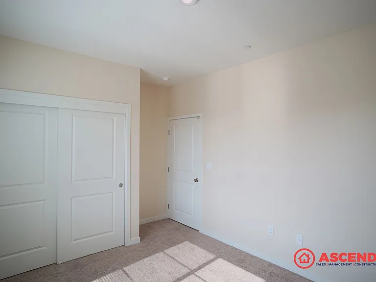 1018 Warwickshire Ave — Photo 6