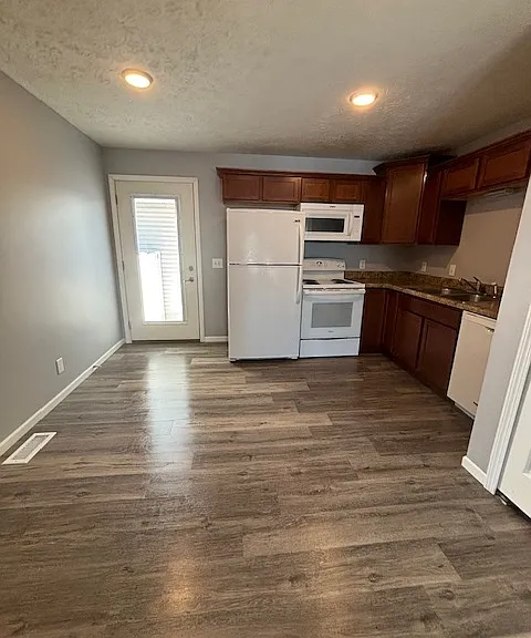 911 N Riverside Dr — Photo 16