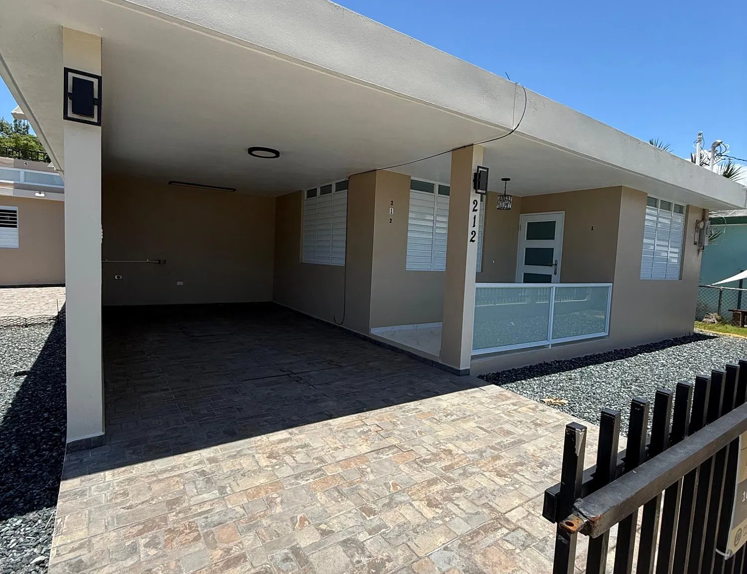 2 bed, 2.0 bath, 1000 sqft — Photo 2