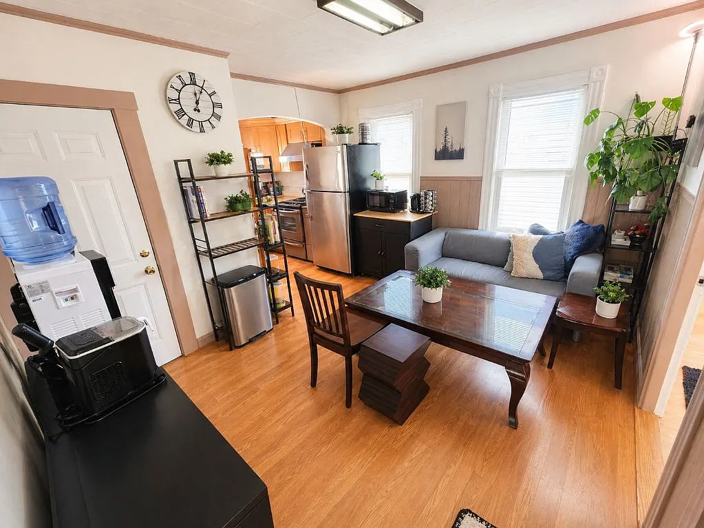 3 bed, 900 sqft, $3,600 — Photo 2