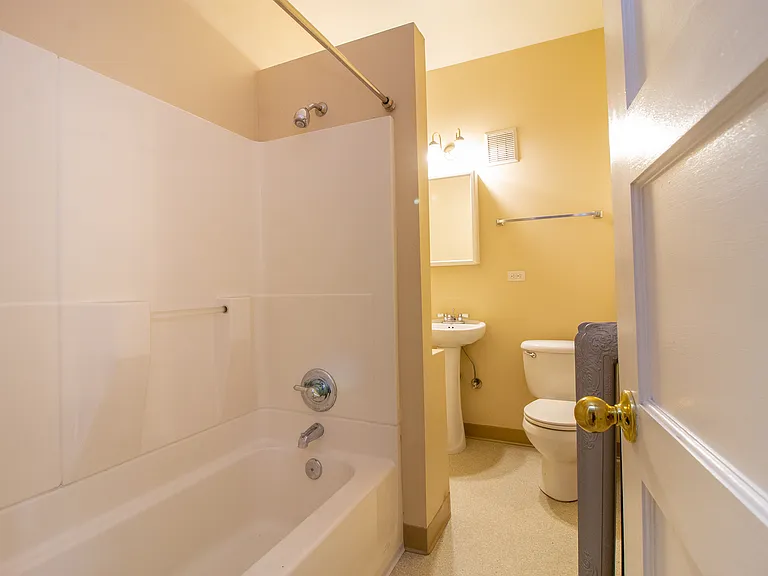 The Topanga Apartments — Photo 25