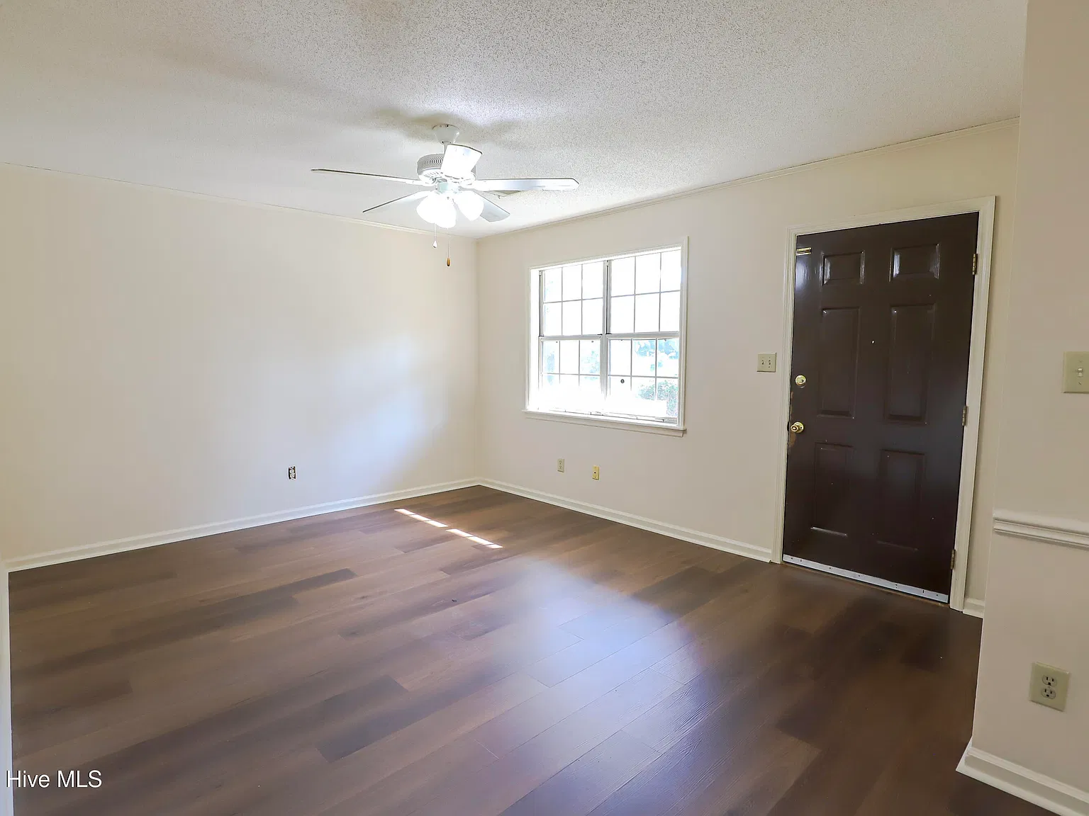 2 bed, 1.0 bath, 987 sqft, $1,000 — Photo 2