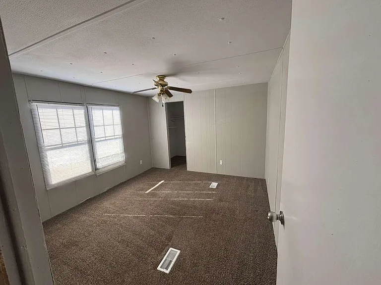 322 Derrick St — Photo 8