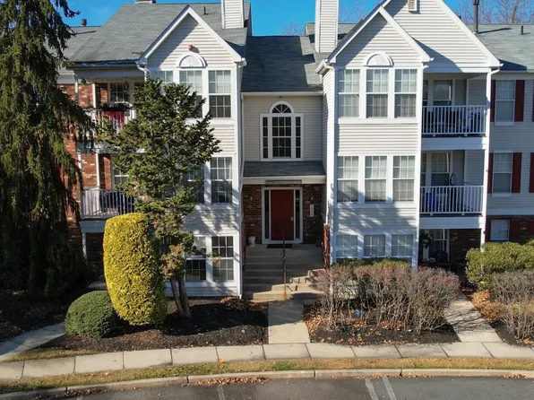 8 Inverness Cir, Marlton, NJ 08053