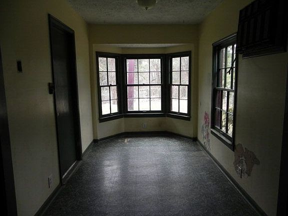 4th image of 3186 Sunderland Dr