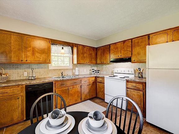 5th image of 936 W Center St