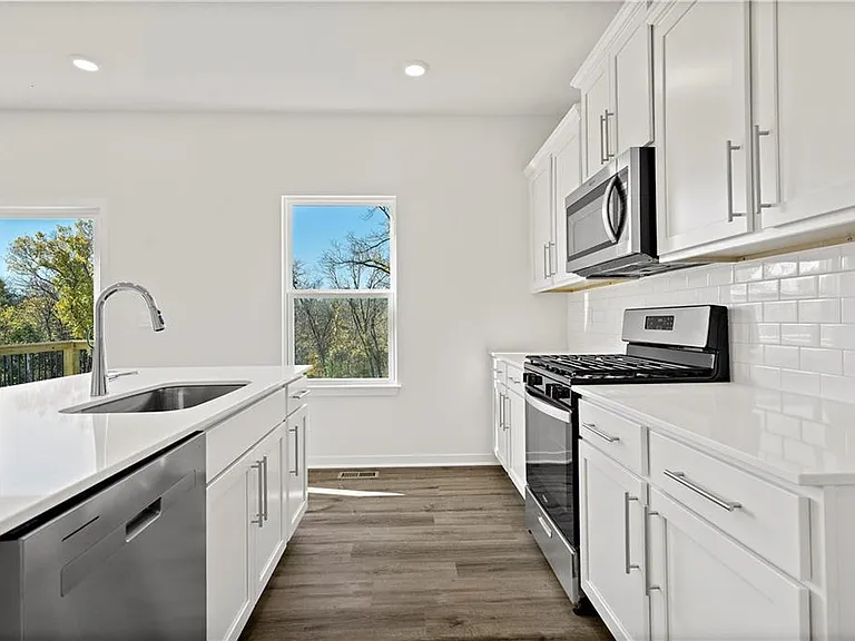 1621 Maci St — Photo 5