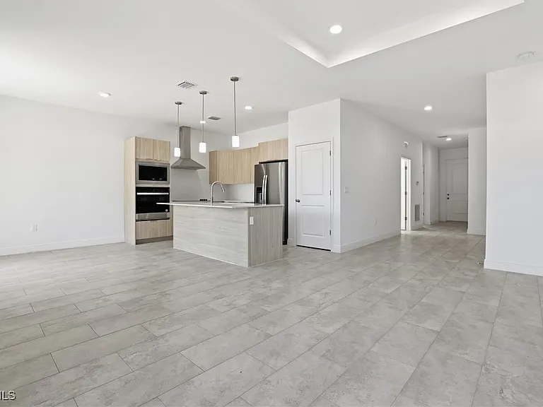 1087 Rugby Ln — Photo 3