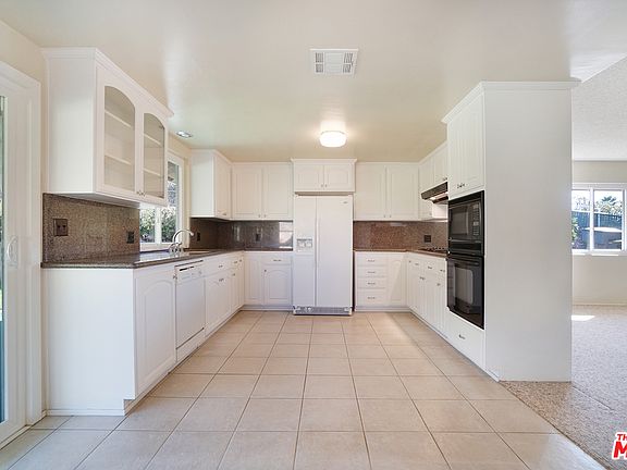 5th image of 25118 Jaclyn Ave