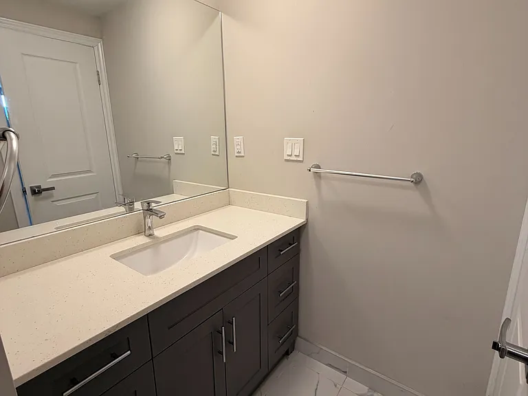 451 Leslie St — Photo 12