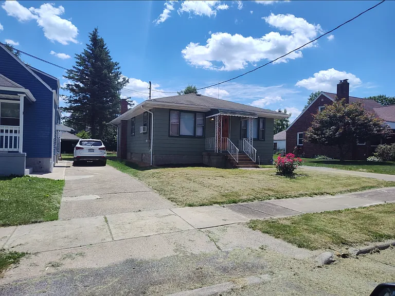 951 E Florida Ave — Photo 2