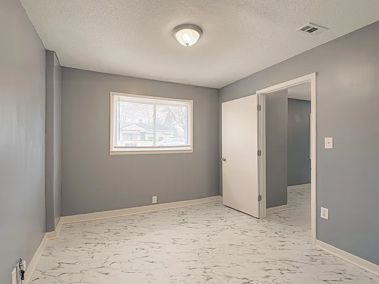 10746 Cambridge Ave — Photo 15