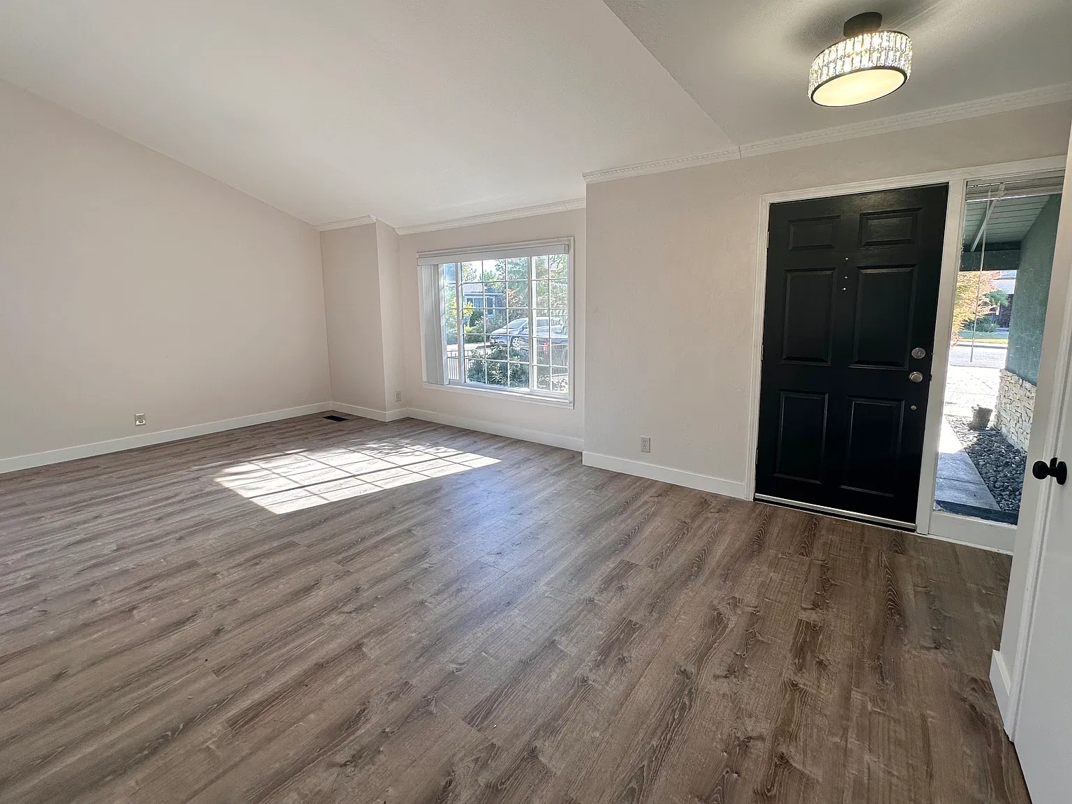 3 bed, 1502 sqft, $4,500 — Photo 1