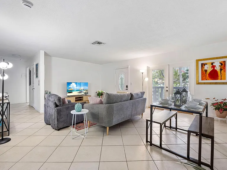 400 SE 31st St #8 — Photo 8