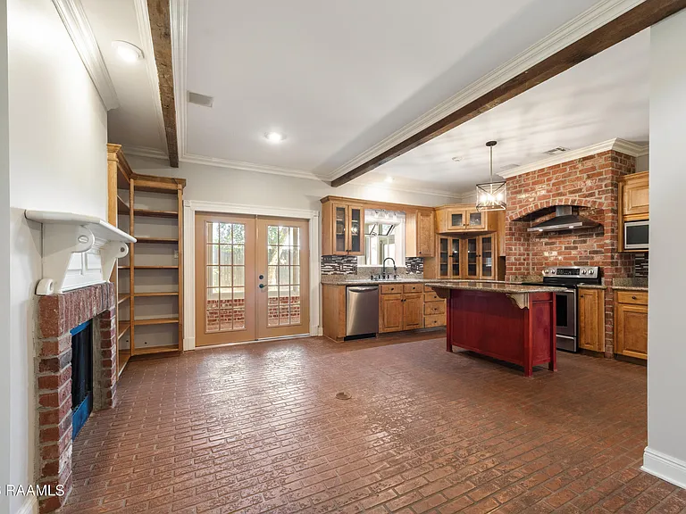 300 Oak Hollow Dr — Photo 13