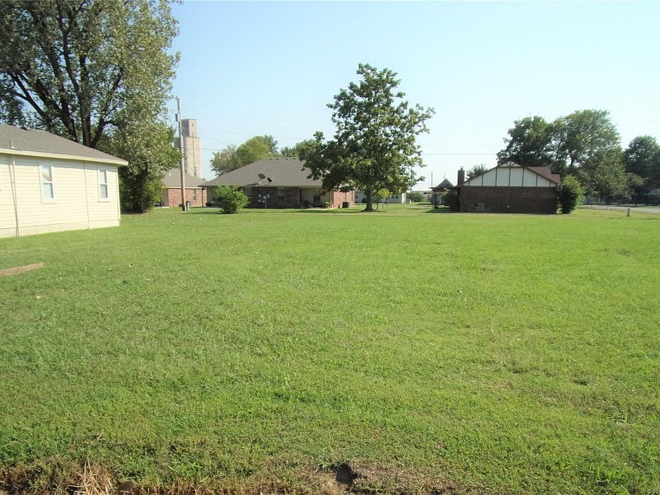 2nd image of 827 W 10th St